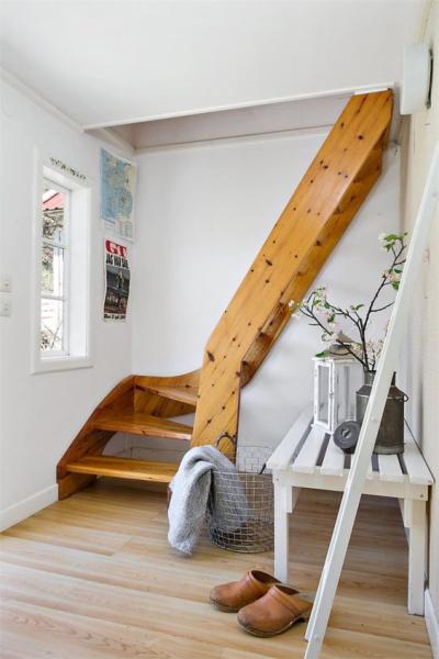 Stairs to the attic in a small house 76ec633c0d71b4c0ecf6c8efbcd658ce